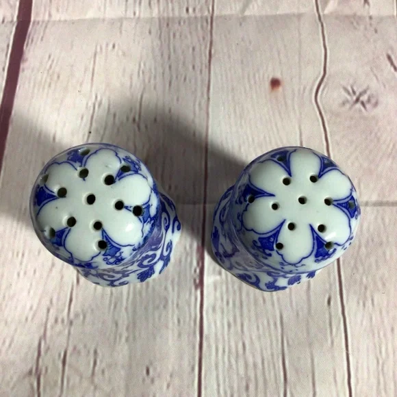 Vintage Blue and White Phoenix Porcelain Salt and Pepper Shaker Pair - Japan - Picture 7 of 8